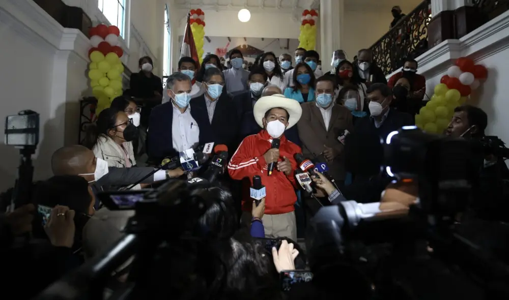 Pedro Castillo junto a su equipo técnico durante un evento en el local partidario de la Av. Paseo Colón. Foto: Aldair Mejía/La República