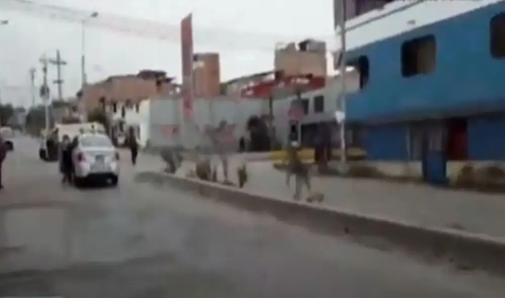 Policía Nacional del Perú llegó al sector para evitar un accidente mayor. Foto: captura de Canal N