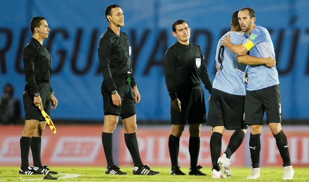 Aunque el juez principal Wilmar Roldán también tuvo una actuación discutida, la Comisión de Árbitros solo sancionó a los responsables del VAR. Foto: EFE