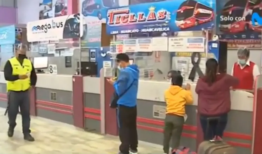 En las afueras del terminal de Yerbateros, vans y minivans ofrecen viajes informales. Foto: captura de Canal N