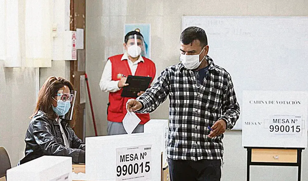 Alerta. Además de la doble mascarilla, también se aconseja llevar un lapicero azul y alcohol. Foto: difusión