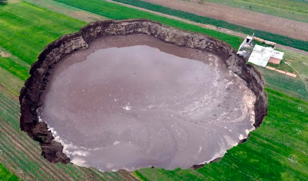 Magdalena Xalamihua, dueña de la casa, aseguró que no han recibido apoyo de ningún Gobierno desde el sábado 29 de mayo que apareció el socavón. Foto: EFE