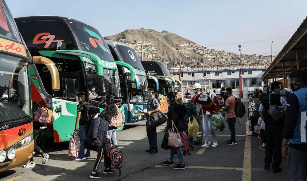 Aproximadamente están saliendo cinco buses en cada horario establecido. Foto: Aldair Mejía / La República Aproximadamente están saliendo cinco buses en cada horario establecido. Foto: Aldair Mejía / La República