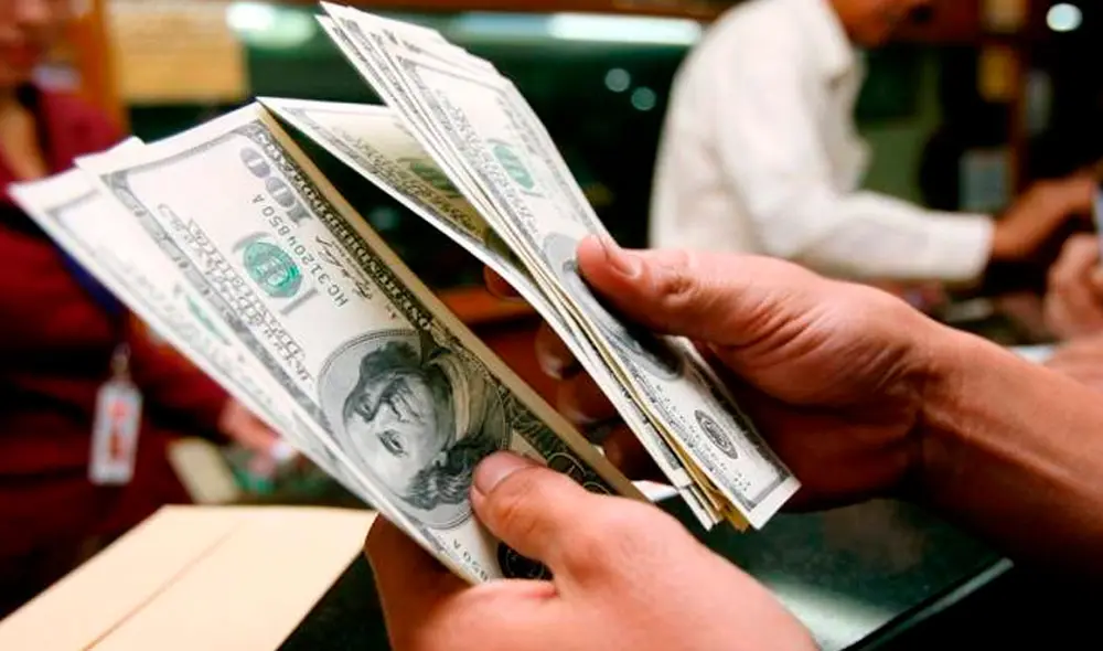El precio del dólar es revisado ampliamente tanto por compradores como por comerciantes. Foto: EFE El precio del dólar es revisado ampliamente tanto por compradores como por comerciantes. Foto: EFE