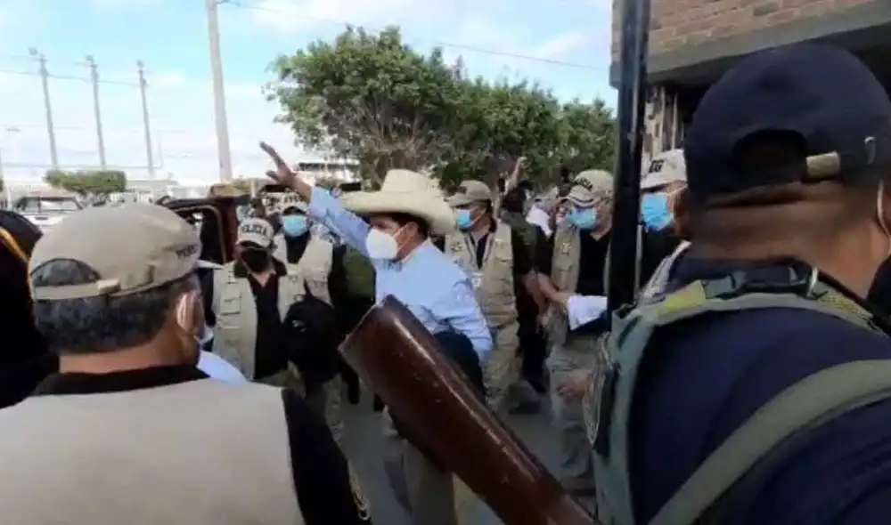 El resguardo policial impidió que Castillo dé declaraciones a la prensa y tampoco quiso declarar. Foto: captura de video