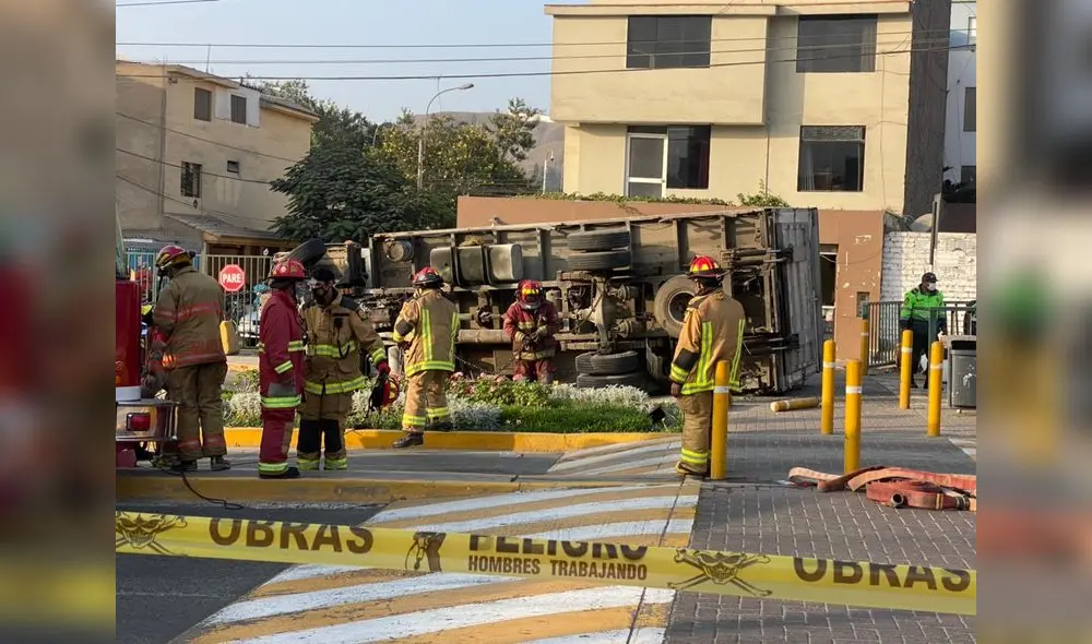 El conductor del camión con placa APE-853 fue traslado por efectivos policiales hacia la comisaria de La Molina. Foto: Raúl Egusquiza/URPI-GLR