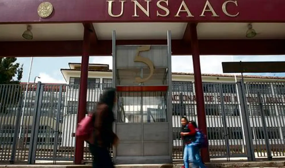 Cientos de jóvenes acudieron a rendir su examen. Foto: LR
