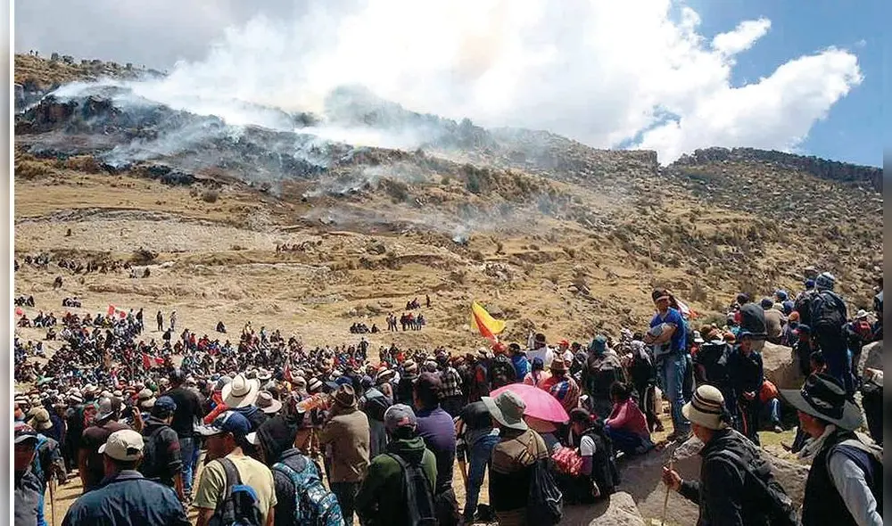 Manifestantes se oponen al proyecto minero cuprífero Las Bambas durante un enfrentamiento con la Policía en el 2005. Foto: EFE Manifestantes se oponen al proyecto minero cuprífero Las Bambas durante un enfrentamiento con la Policía en el 2005. Foto: EFE