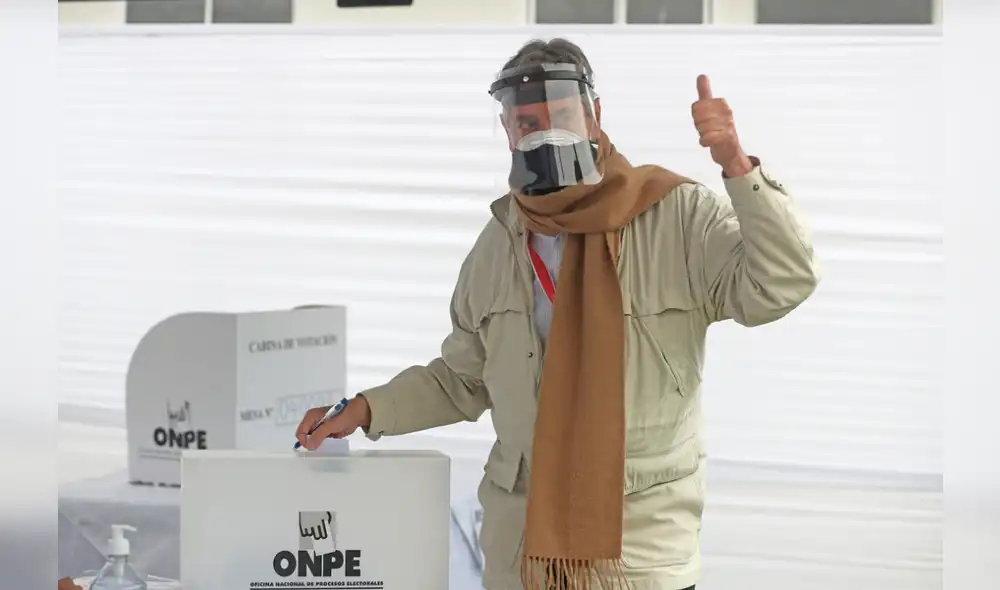 Sagasti acudió a sufragar a su local de votación en La Molina. Foto: Presidencia