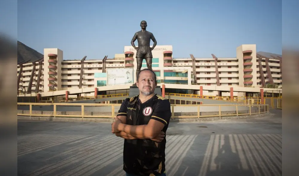 David Flores y la flamante estatua de ‘Lolo’ Fernández hecha de un material resistente a cualquier ataque. Crédito: Antonio Melgarejo