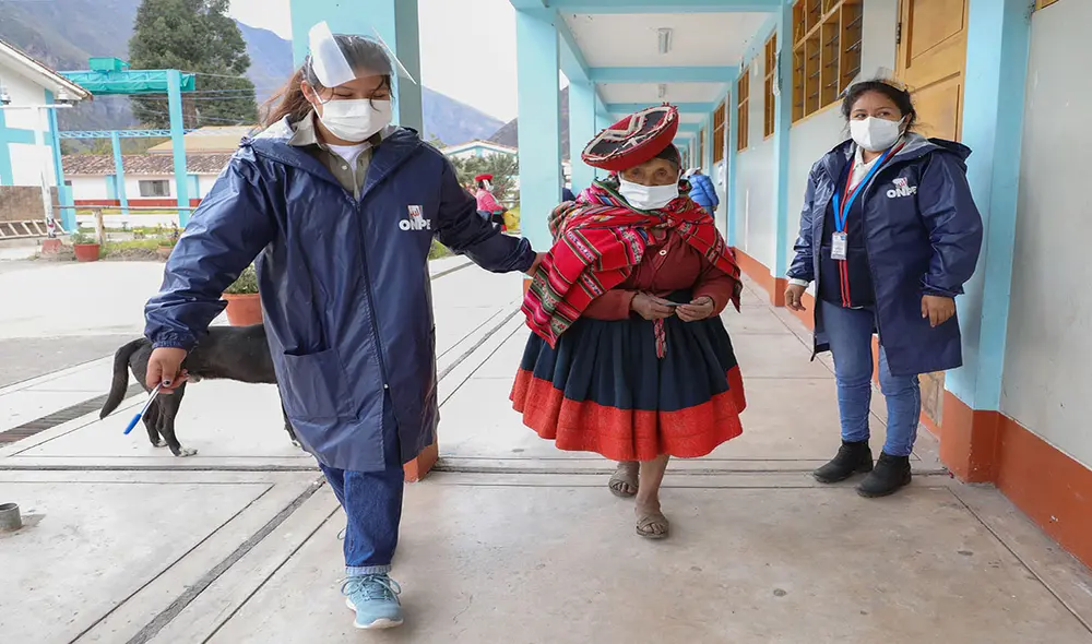 Desde temprano medios internacionales han reportado sobre los sufragios en Perú. Foto: AFP