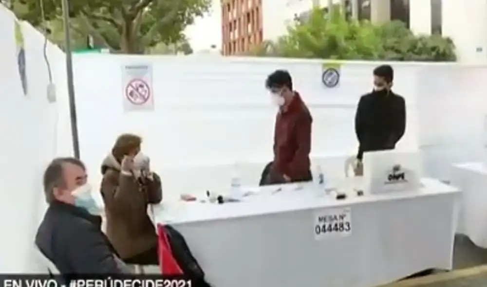 Los otros miembros de mesa esperan al joven que salió por un momento a almorzar. Foto: captura de Latina