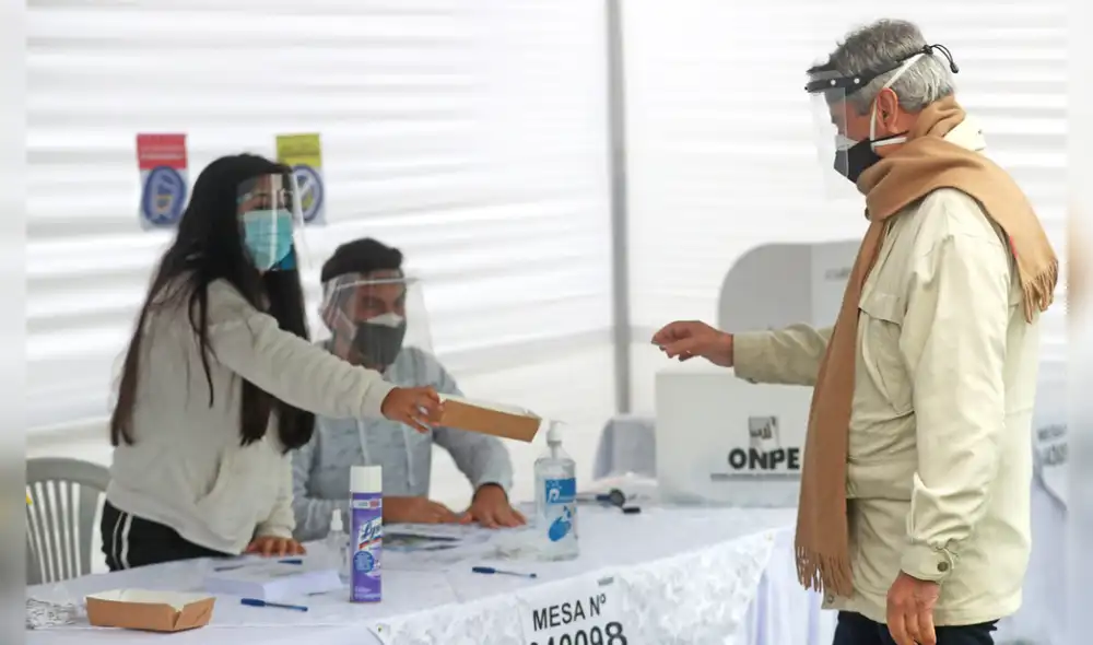 Sagasti acudió alrededor de las 8.00 a. m. a emitir su voto. Foto: Presidencia
