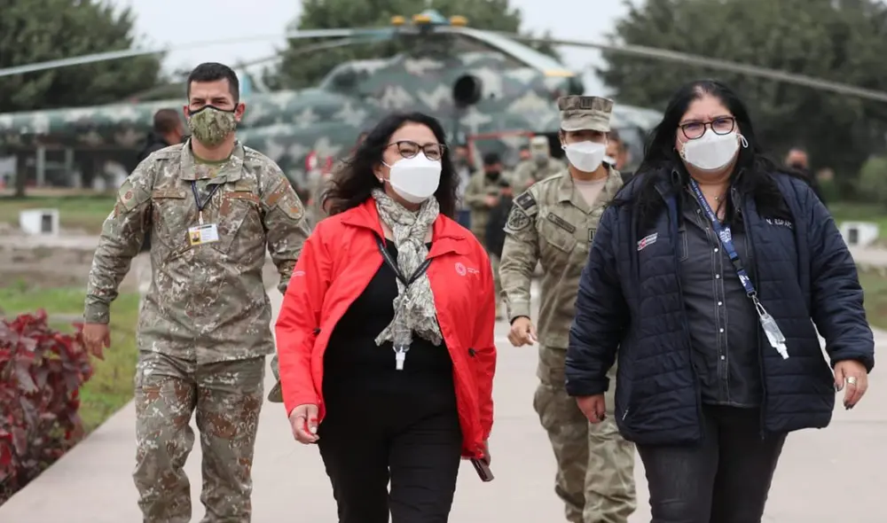 Violeta Bermúdez y Nuria Esparch realizaron un sobrevuelo para supervisar el desarrollo de la segunda vuelta electoral. Foto: PCM