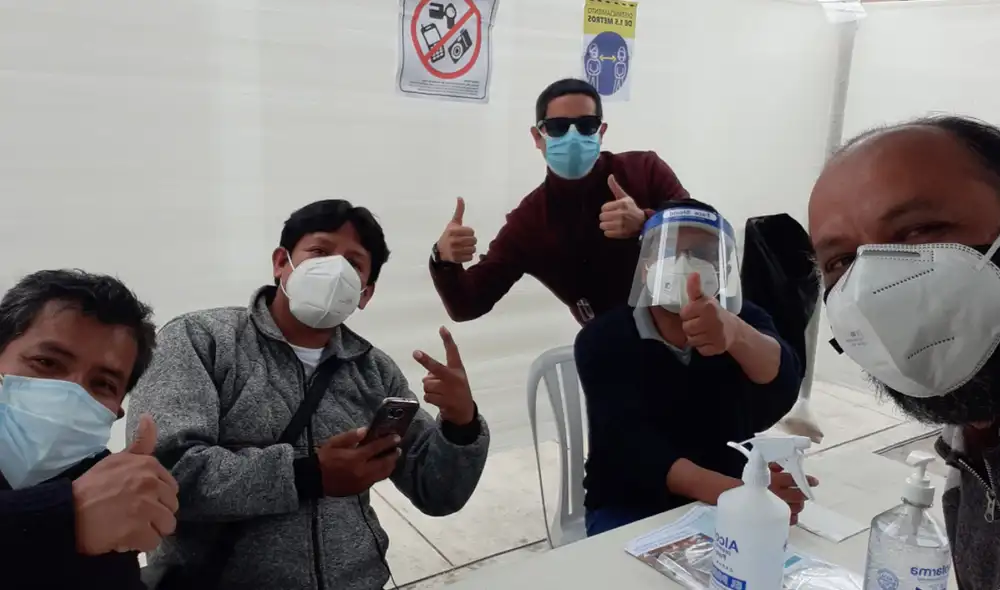 Personeros de diferentes agrupaciones políticas fueron a comprar desayuno para miembros de mesa. Foto: Twitter/@AlberickGarcía Personeros de diferentes agrupaciones políticas fueron a comprar desayuno para miembros de mesa. Foto: Twitter/@AlberickGarcía