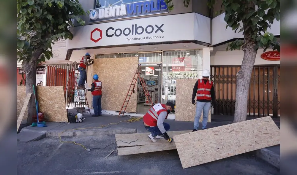 Arequipa. Trabajos para proteger fachadas continuaban hasta hace algunas horas. Foto: Oswald Charca / La República Arequipa. Trabajos para proteger fachadas continuaban hasta hace algunas horas. Foto: Oswald Charca / La República