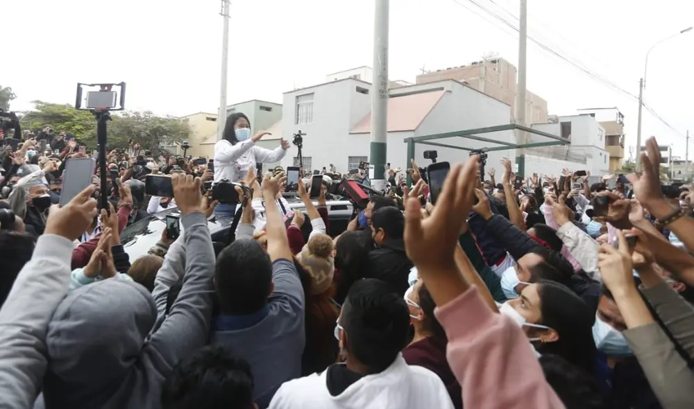Keiko Fujimori generó un gran tumulto a su salida de la Institución Educativa 7086 Los Precursores, en Surco. Foto: Marco Cotrina/La República