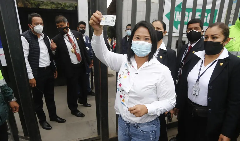 Keiko Fujimori emitió su voto en el colegio IE 7086 Los Precursores, ubicado en Surco. Foto: Marco Cotrina/La República Keiko Fujimori emitió su voto en el colegio IE 7086 Los Precursores, ubicado en Surco. Foto: Marco Cotrina/La República
