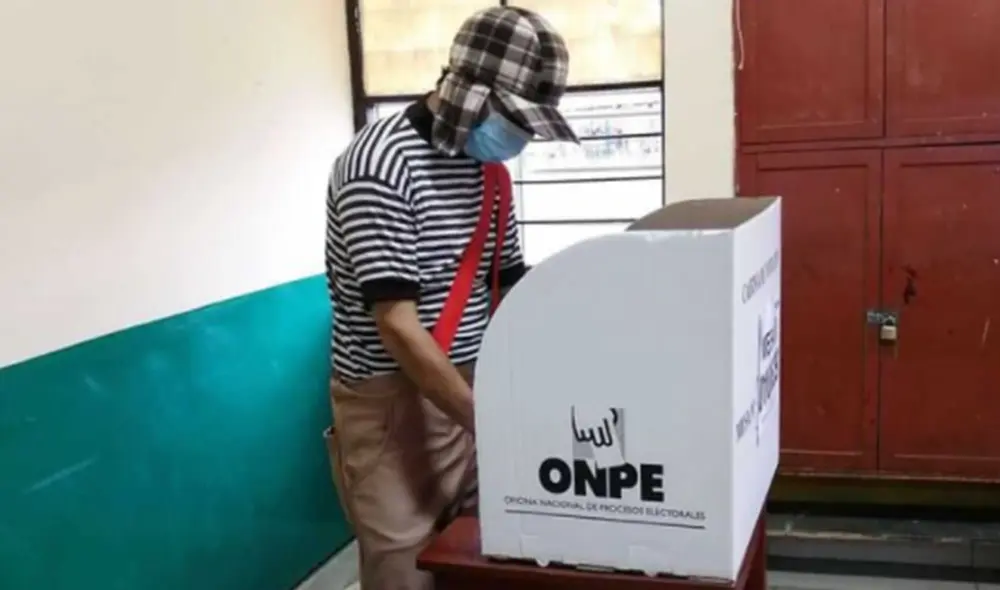 ONPE permitió que hombre vestido del Chavo vote en las elecciones 2021. Foto: Twitter