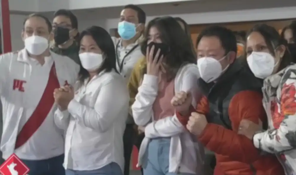 Keiko Fujimori viendo los primeros resultados. Foto: captura de América TV