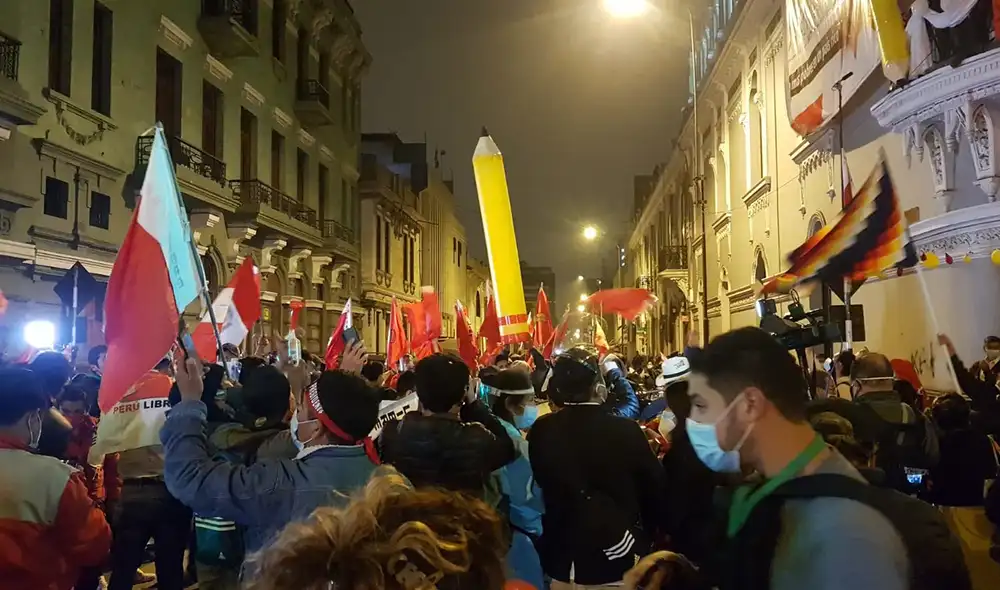 Simpatizantes y militantes de Perú Libre recibiendo el resultado del conteo rápido al 100% de Ipsos Perú/América TV. Foto: Gianella Aguirre/URPI-LR