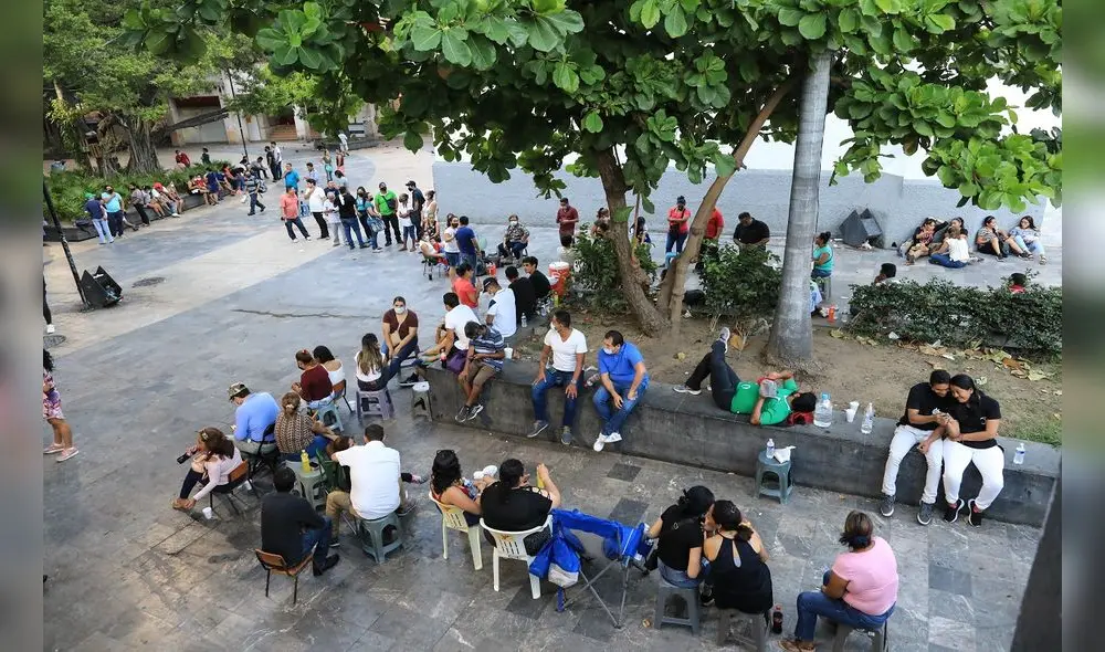 Personas hicieron fila el domingo 6 de junio para emitir su voto en un puesto de votación en el balneario de Acapulco, en Guerrero (México). Foto: EFE