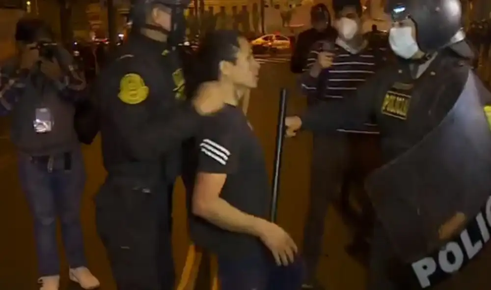 Este hombre fue detenido por la PNP al causar disturbios, aparentemente bajo los efectos de alguna sustancia. Foto: captura de Canal N