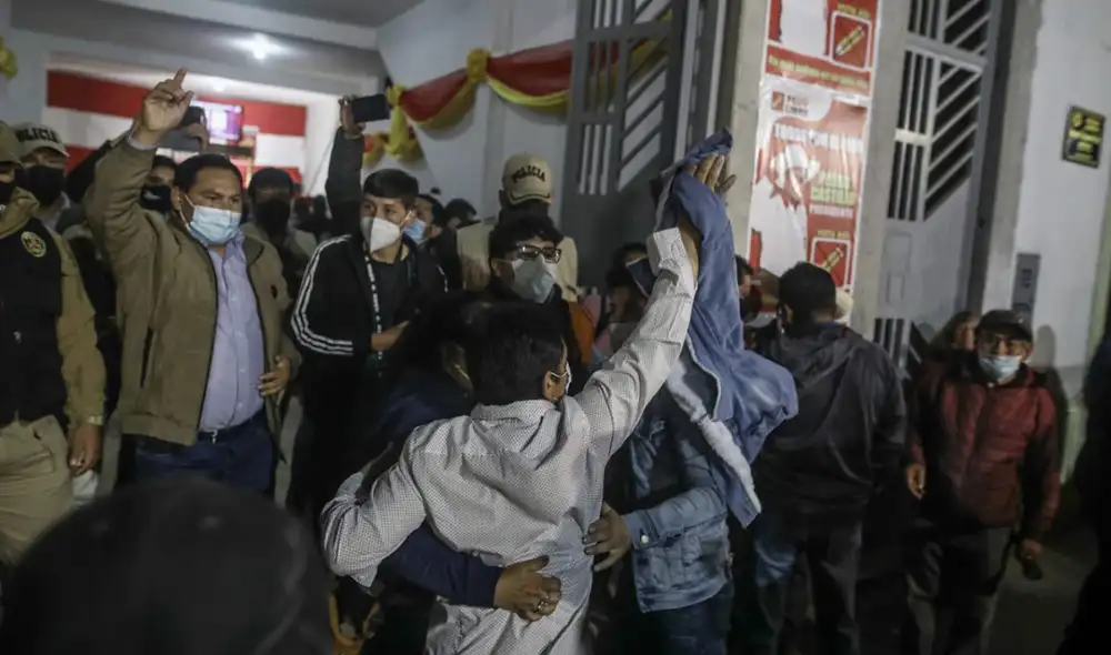 Simpatizantes y militantes de Perú Libre recibiendo el resultado del conteo rápido al 100% de Ipsos Perú/América TV. Foto: Aldair Mejía/La República Simpatizantes y militantes de Perú Libre recibiendo el resultado del conteo rápido al 100% de Ipsos Perú/América TV. Foto: Aldair Mejía/La República