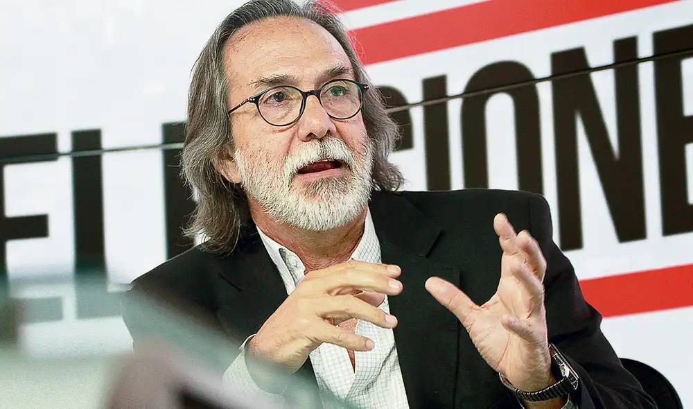 Prudencia. Chaparro señala que salvo en el 2000, en que Toledo celebró con la encuesta a boca de urna, los candidatos han llamado a esperar los resultados oficiales que anuncie la ONPE. Foto: Virgilio Grajeda / La República