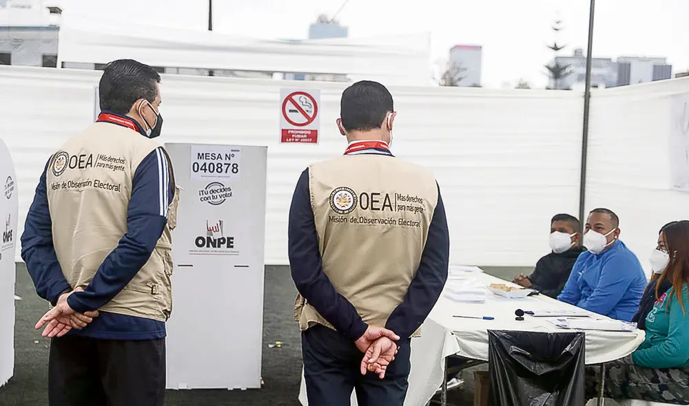 En plena inspección. Los observadores de la OEA y Mercosur recorrieron diversos locales de votación en Lima metropolitana. Foto: difusión