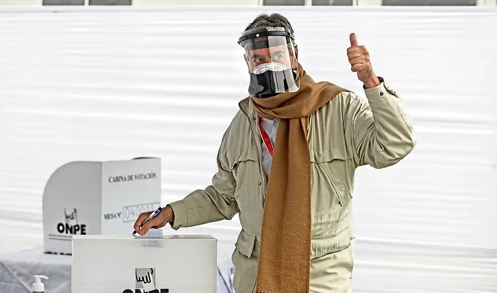 La Molina. Sagasti votó en el colegio Virgen del Carmen. Foto: Ernesto Arias / La República La Molina. Sagasti votó en el colegio Virgen del Carmen. Foto: Ernesto Arias / La República