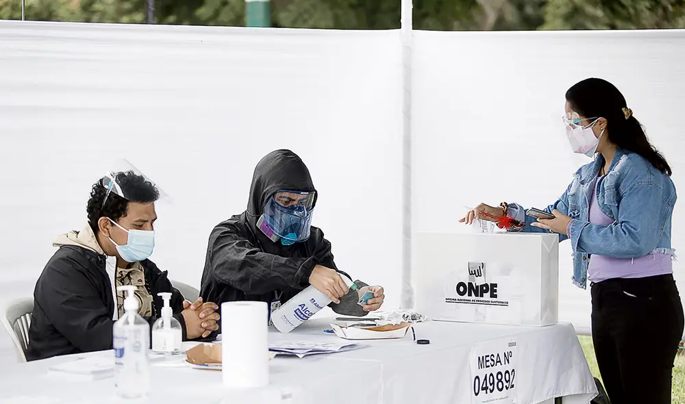 Cuidado. La primera vuelta dejó lecciones aprendidas en miembros de mesa y votantes en cuanto a protocolos de seguridad. Foto: Antonio Melgarejo / La República