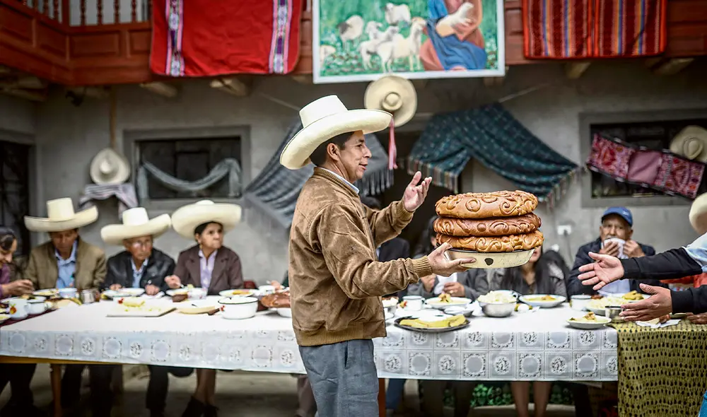 Compartir. El candidato de Perú Libre, Pedro Castillo, se esforzó por ser un buen anfitrión de quienes cubrían sus actividades en la región Cajamarca y dispuso el reparto de panes con ellos. De ese modo hizo extensivo el desayuno electoral que su familia ofreció en su casa al inicio de la jornada en la segunda vuelta presidencial. Foto: Aldair Mejía / La República Compartir. El candidato de Perú Libre, Pedro Castillo, se esforzó por ser un buen anfitrión de quienes cubrían sus actividades en la región Cajamarca y dispuso el reparto de panes con ellos. De ese modo hizo extensivo el desayuno electoral que su familia ofreció en su casa al inicio de la jornada en la segunda vuelta presidencial. Foto: Aldair Mejía / La República