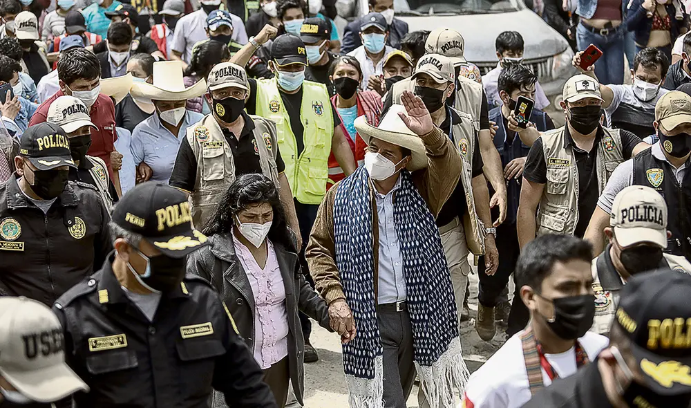 Lazos. Castillo y su esposa, Lilia Paredes, recibieron baño popular en su recorrido por las calles tacabambinas cuando fueron juntos a votar. Foto: Aldair Mejía/La República