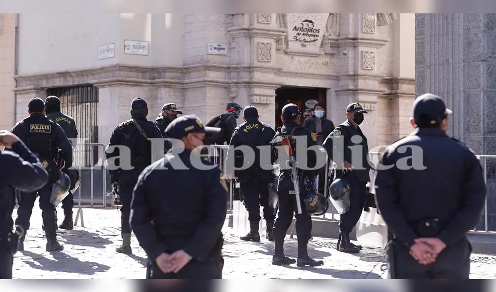 Los efectivos se encuentran ubicados en la Plaza desde las 8.00 horas de este lunes. Foto: Oswald Charca / La República Los efectivos se encuentran ubicados en la Plaza desde las 8.00 horas de este lunes. Foto: Oswald Charca / La República