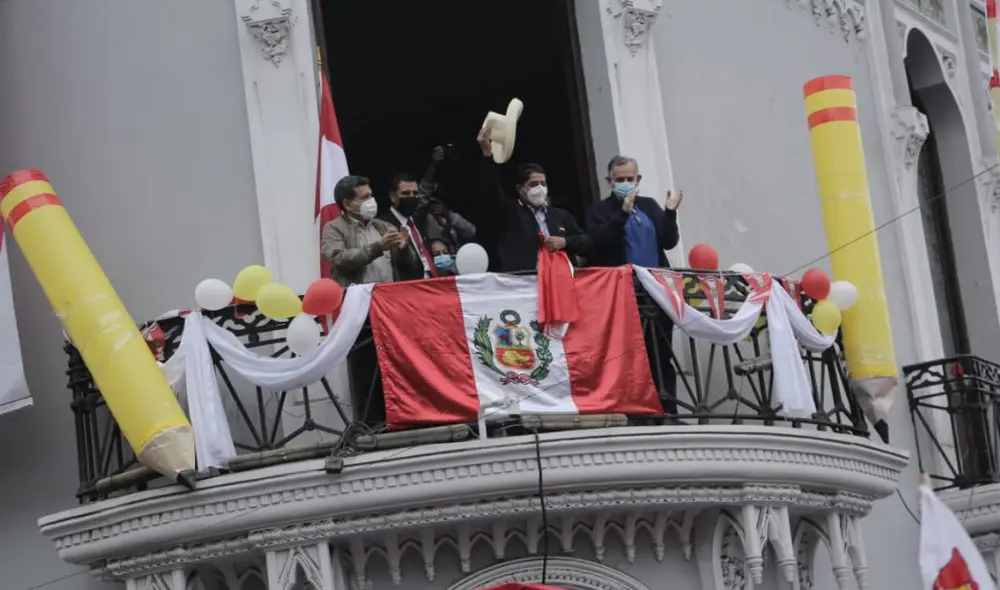 Castillo saluda a sus simpatizantes desde el balcón de su local en la avenida Paseo Colón, en Lima. Foto: John Reyes/La República Castillo saluda a sus simpatizantes desde el balcón de su local en la avenida Paseo Colón, en Lima. Foto: John Reyes/La República