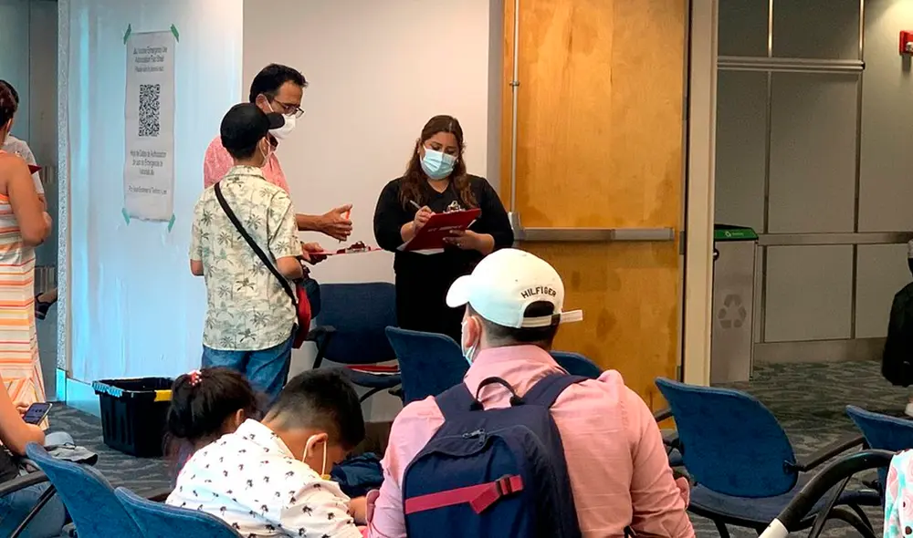 La mayoría de los que se acercan a recibir la vacuna en la clínica provienen de Latinoamérica. Foto: Infobae La mayoría de los que se acercan a recibir la vacuna en la clínica provienen de Latinoamérica. Foto: Infobae