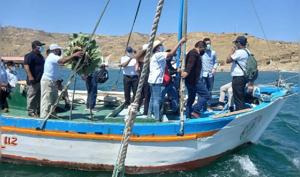 Durante el evento, se guardó un minuto de silencio y se lanzaron ofrendas florales al mar. Foto: difusión