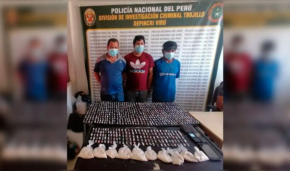 Con 600 gramos de PBC, fueron atrapados estos sujetos y llevados a la Policía. Foto: PNP Con 600 gramos de PBC, fueron atrapados estos sujetos y llevados a la Policía. Foto: PNP