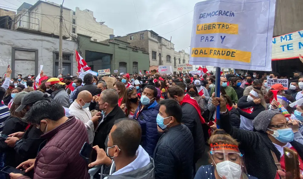 Simpatizantes de Pedro Castillo y Keiko Fujimori llegaron hasta el jirón Washington para protestar. Foto: Raúl Egúsquiza/ URPI-LR
