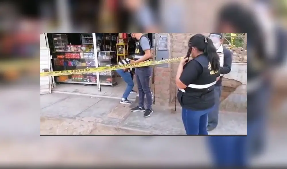 Policías recogen evidencias en la tienda donde mataron a un hombre en Virú. Foto: difusión Policías recogen evidencias en la tienda donde mataron a un hombre en Virú. Foto: difusión
