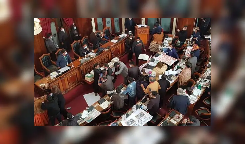 Los legisladores invadieron todo el pasillo y lo que comenzó con gritos terminó en jalones entre los dos bandos. Foto: El Deber de Bolivia Los legisladores invadieron todo el pasillo y lo que comenzó con gritos terminó en jalones entre los dos bandos. Foto: El Deber de Bolivia