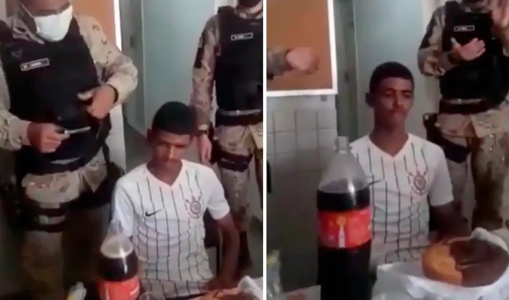 El joven se muestra con semblante serio sentado frente a una mesa donde los policías compartieron bebidas y un pastel. Foto: G1

.