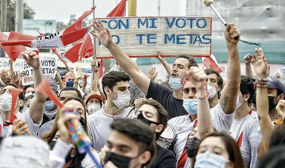 Lima. Seguidores de Fuerza Popular también en alerta por el conteo de votos. Foto: John Reyes/La República