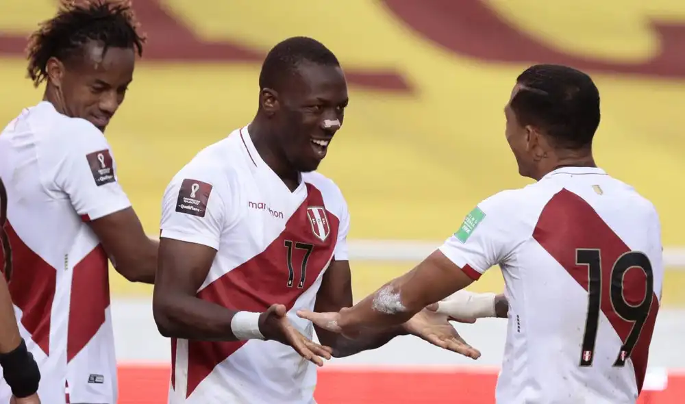 Perú revivió en las eliminatorias gracias a su primer triunfo en el certamen con los goles de Advíncula y Cueva. Foto: AFP/Franklin Jacome