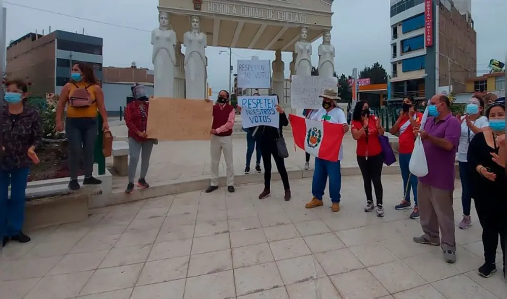 Manifestaciones se iniciaron con plantón en Las Musas y luego se realizó una protesta en el frontis del JEECh. Foto: Clinton Medina/La República. Manifestaciones se iniciaron con plantón en Las Musas y luego se realizó una protesta en el frontis del JEECh. Foto: Clinton Medina/La República.