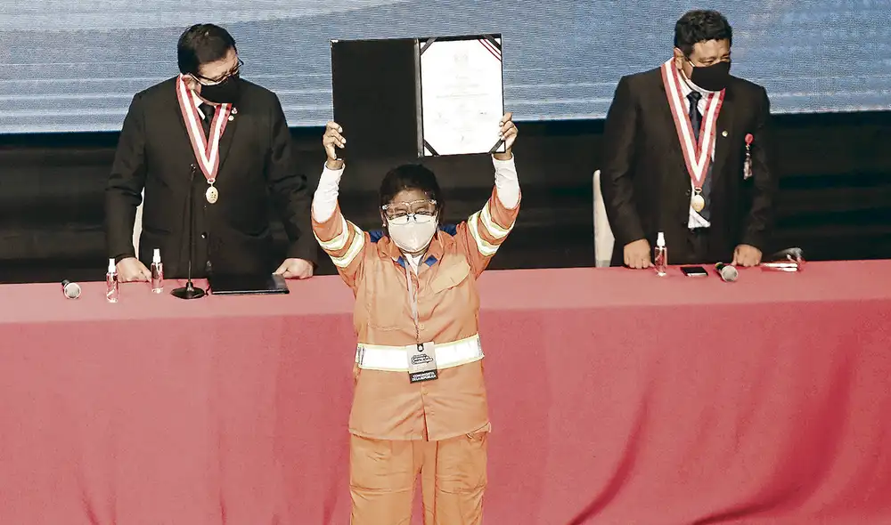 Juntos. Isabel Cortez recibió su credencial entre aplausos. Foto: Antonio Melgarejo