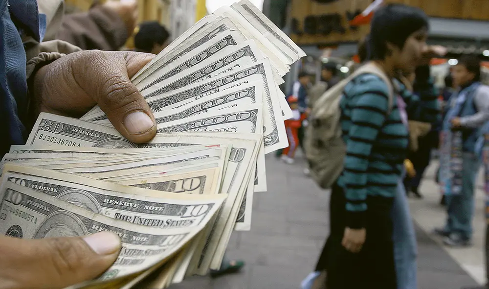 Billetes. La tendencia internacional es a un descenso en el precio del dólar, y ese comportamiento se trasladaría al país. Foto: La República Billetes. La tendencia internacional es a un descenso en el precio del dólar, y ese comportamiento se trasladaría al país. Foto: La República