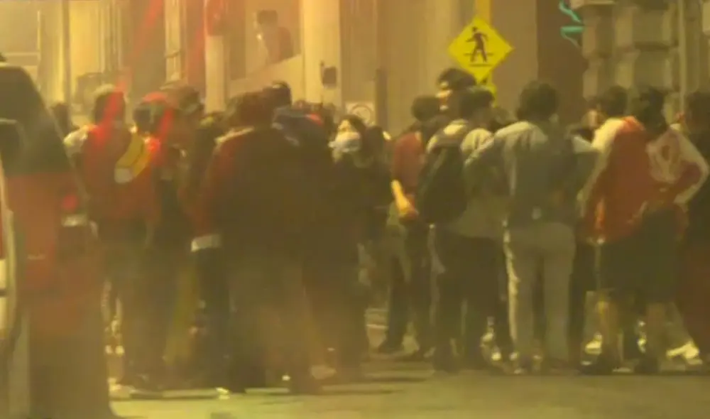 Sin respetar la distancia social, bailando y algunos sin mascarillas, varias personas se agruparon en los exteriores de la Casa del Maestro en el centro de Lima. Foto: captura Panamericana Televisión Sin respetar la distancia social, bailando y algunos sin mascarillas, varias personas se agruparon en los exteriores de la Casa del Maestro en el centro de Lima. Foto: captura Panamericana Televisión