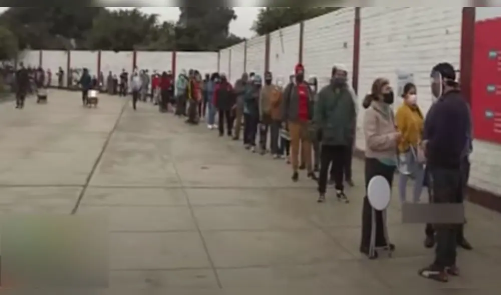 Muchas personas estuvieron esperando más de cuatro horas para aplicarse la dosis. Foto: captura de Panamericana Muchas personas estuvieron esperando más de cuatro horas para aplicarse la dosis. Foto: captura de Panamericana